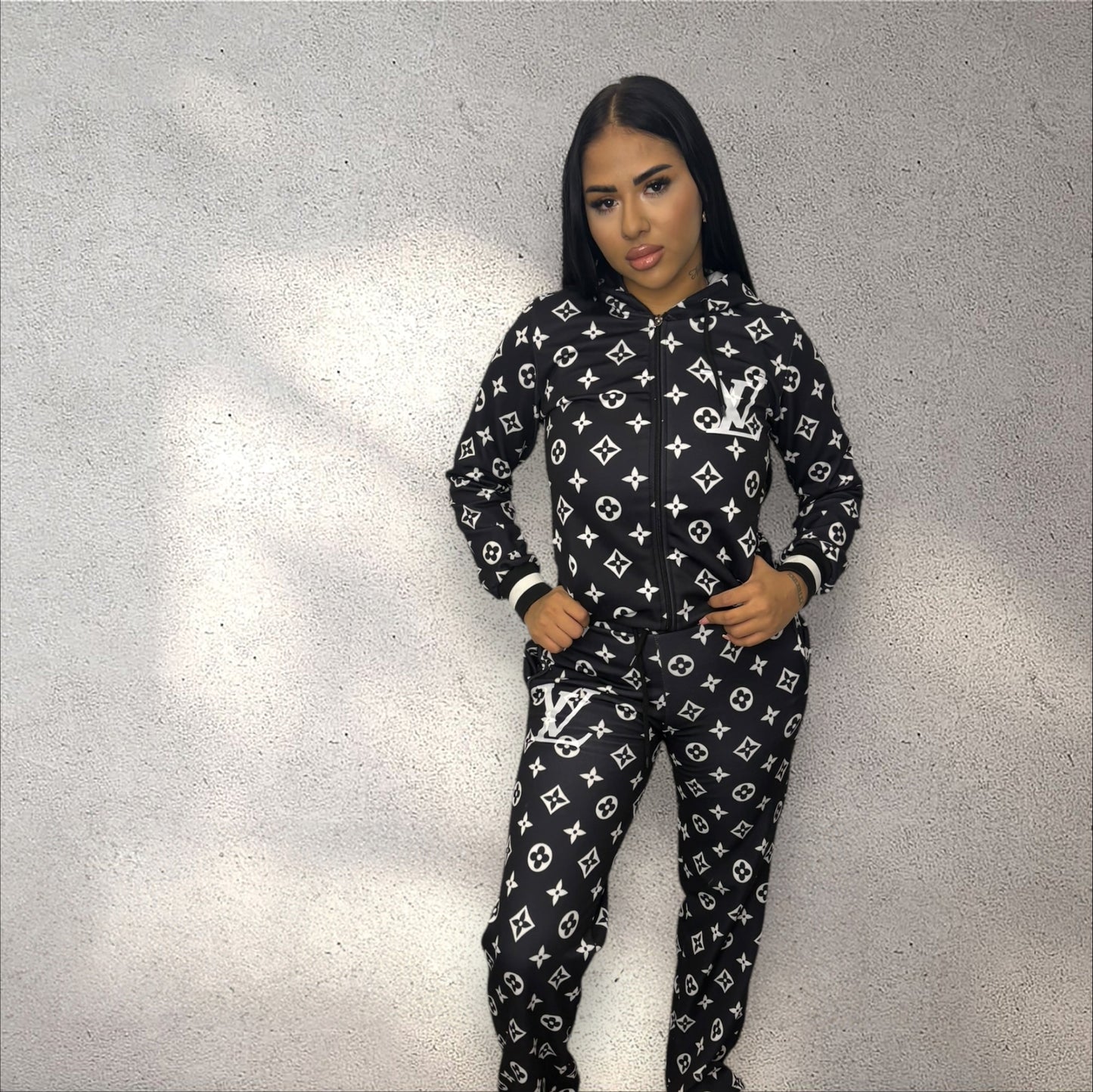 Trening LV logo negru